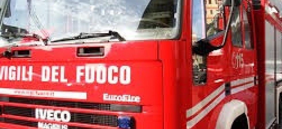 Principio d'incendio a un tetto di un'officina